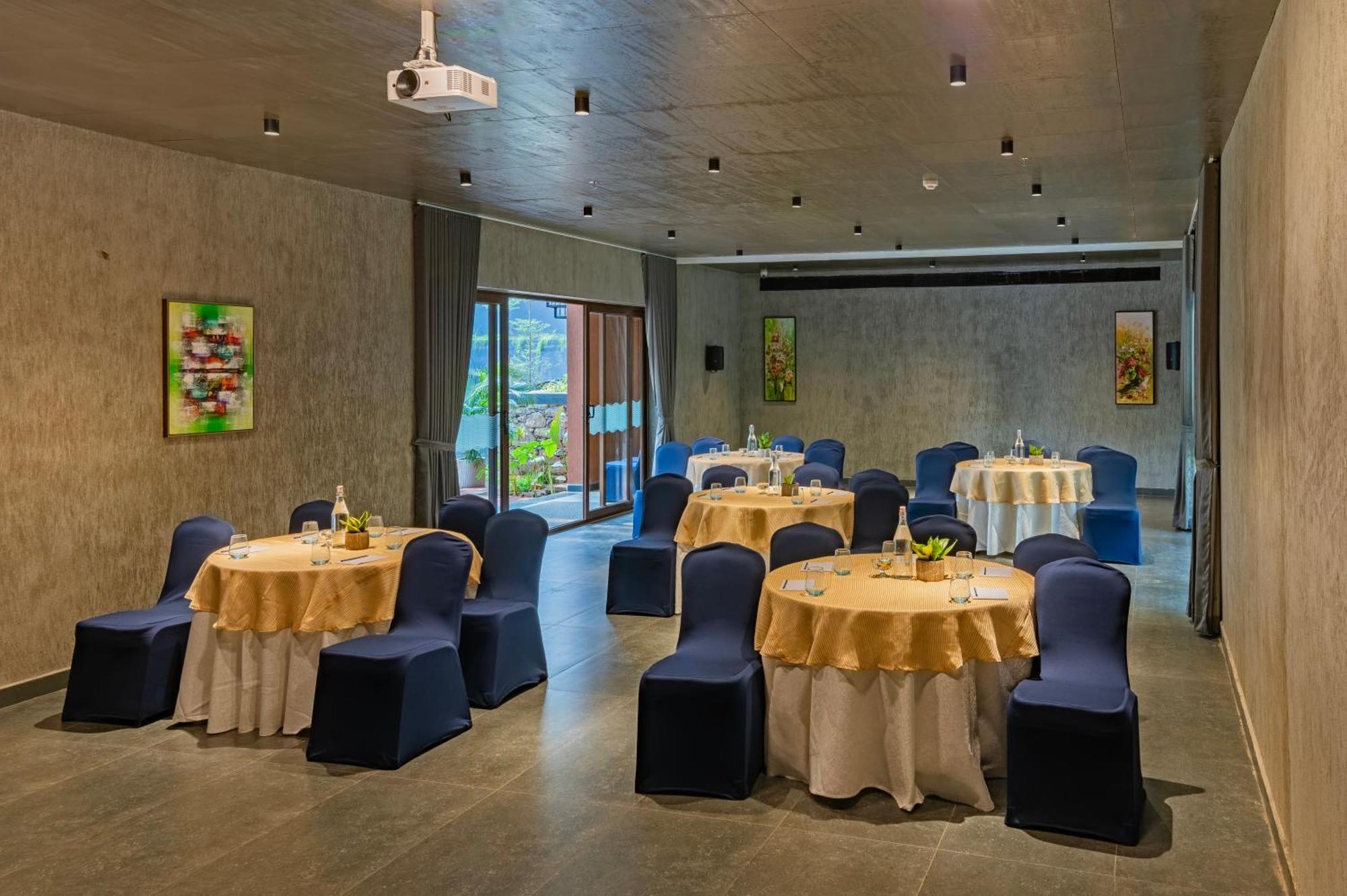 Sterling Athirappilly Hotel Kallana Buitenkant foto