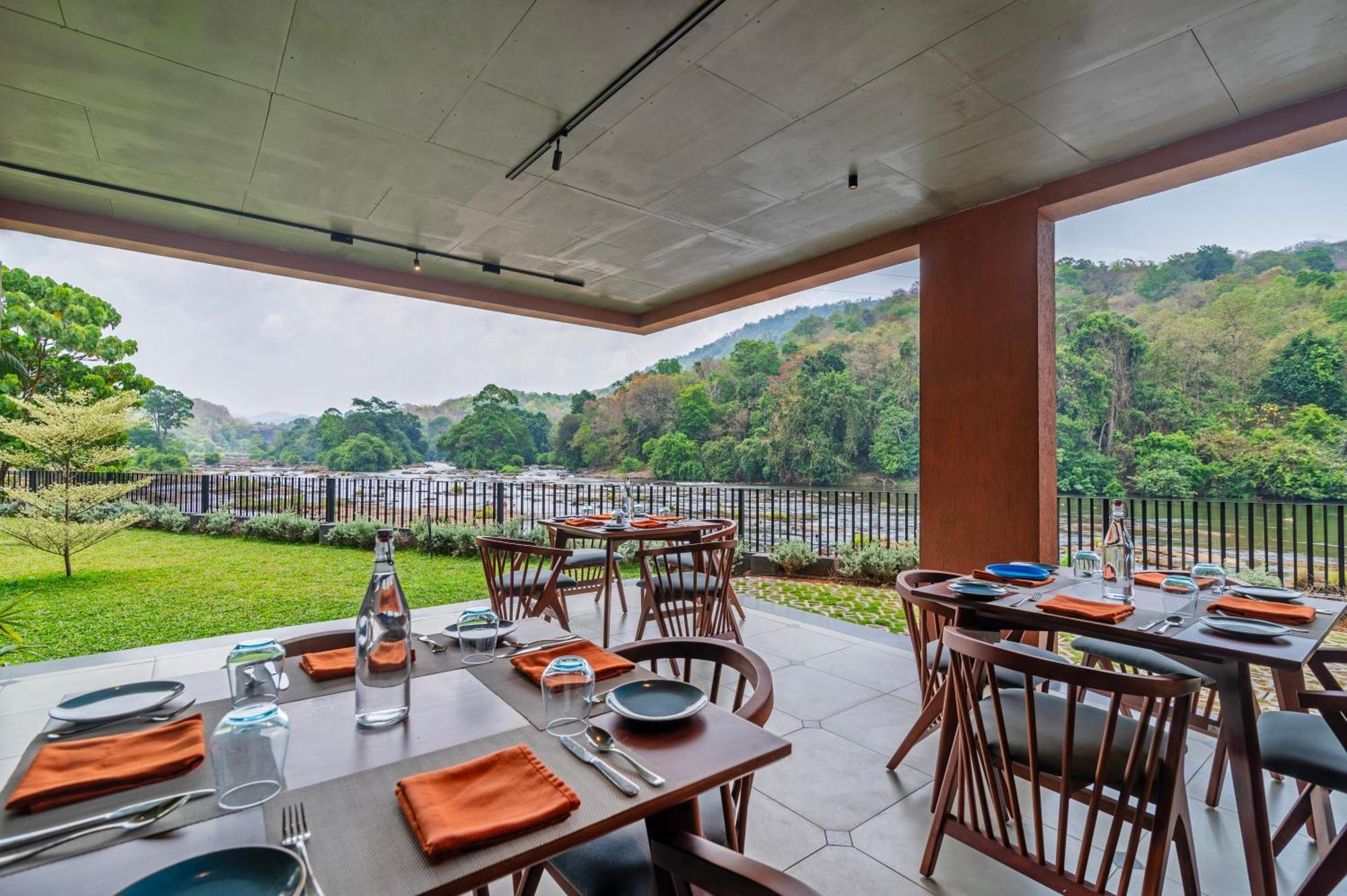 Sterling Athirappilly Hotel Kallana Buitenkant foto