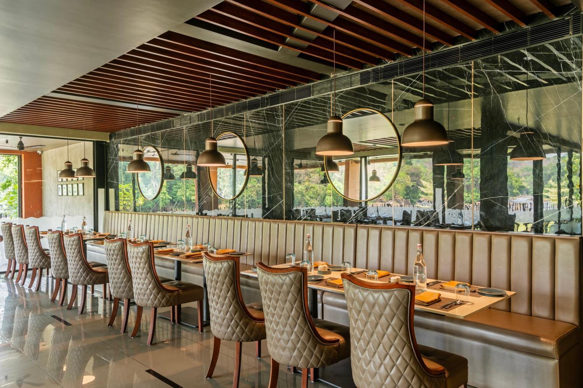 Sterling Athirappilly Hotel Kallana Buitenkant foto