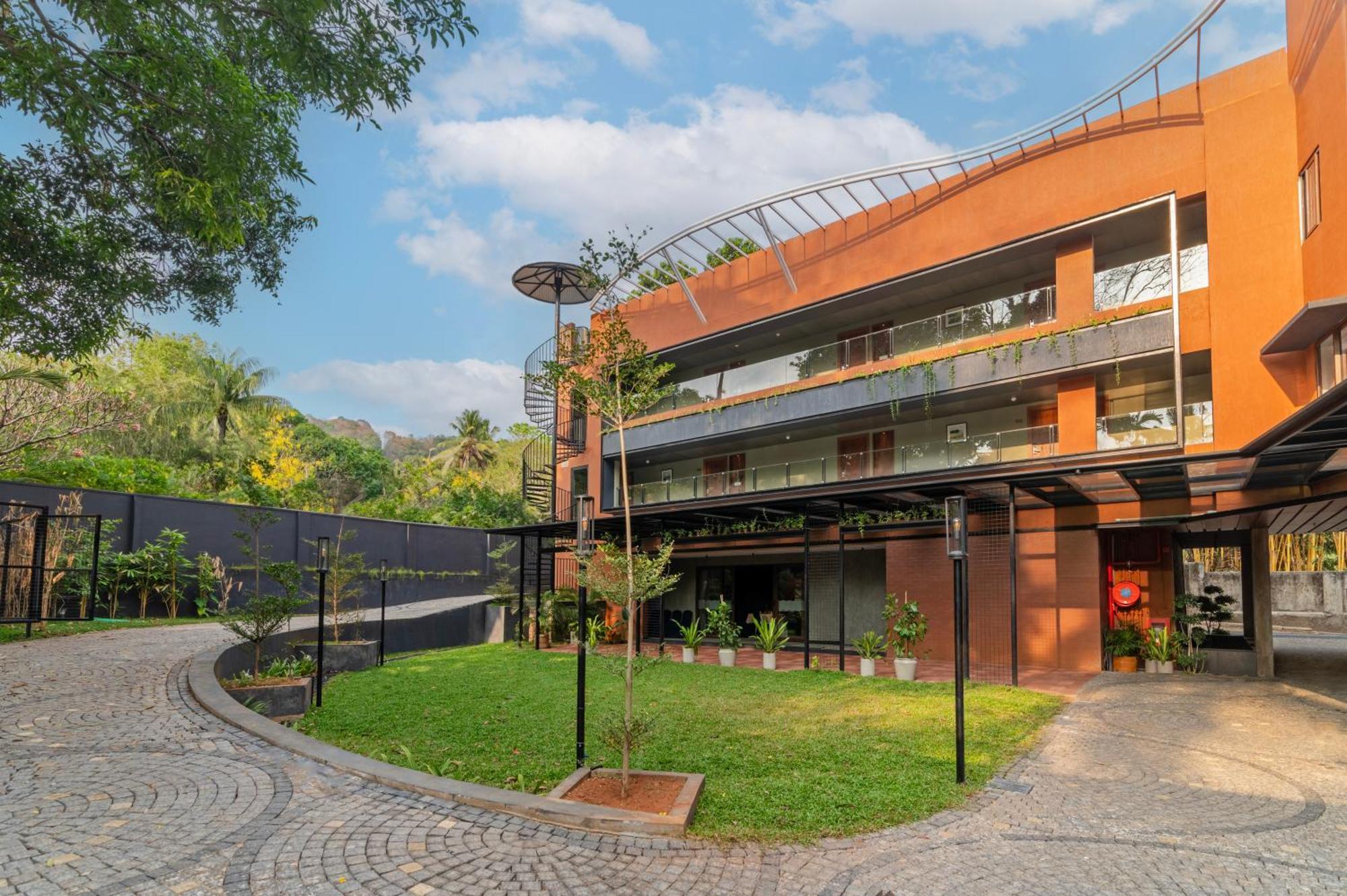 Sterling Athirappilly Hotel Kallana Buitenkant foto