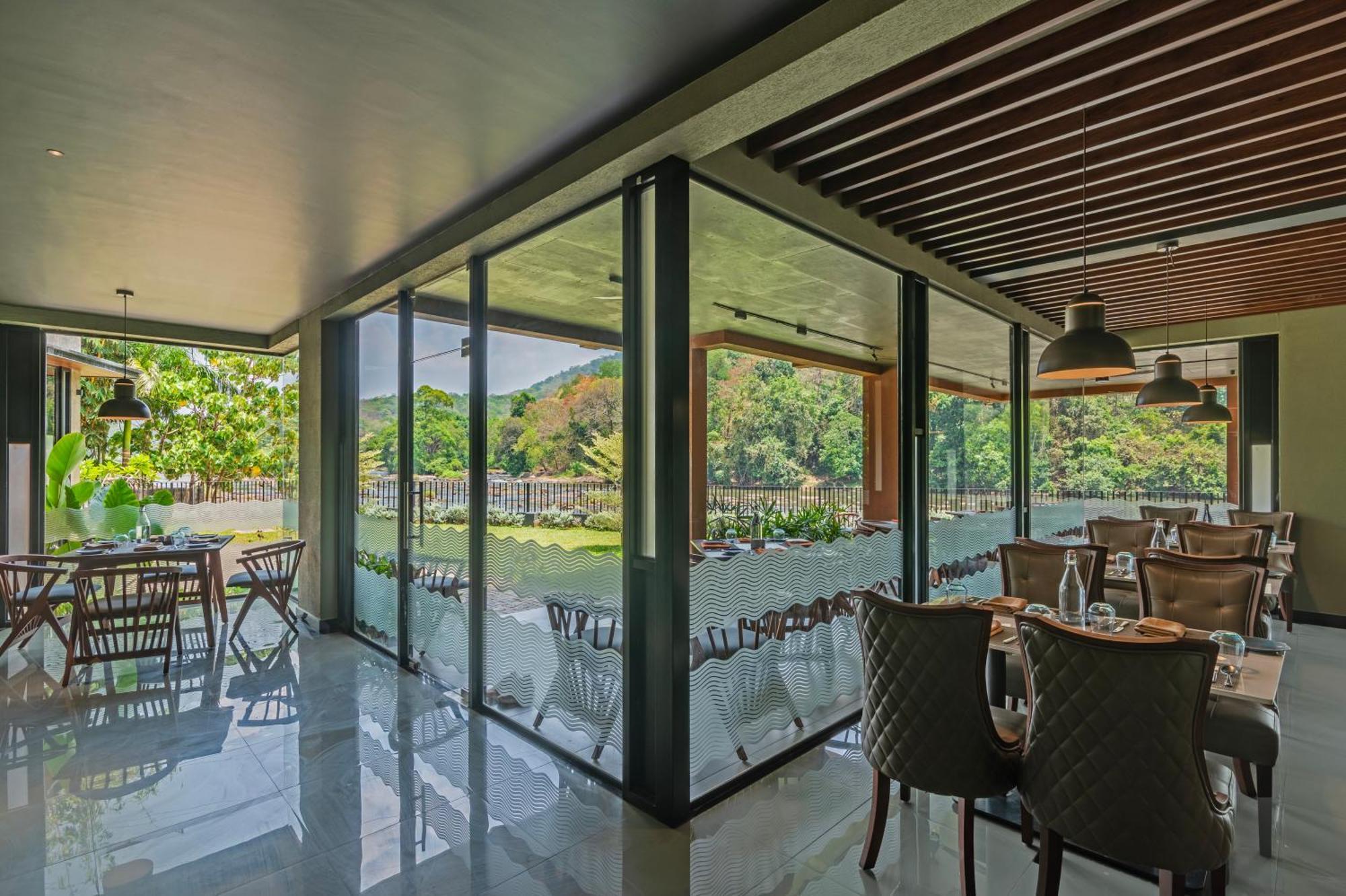 Sterling Athirappilly Hotel Kallana Buitenkant foto