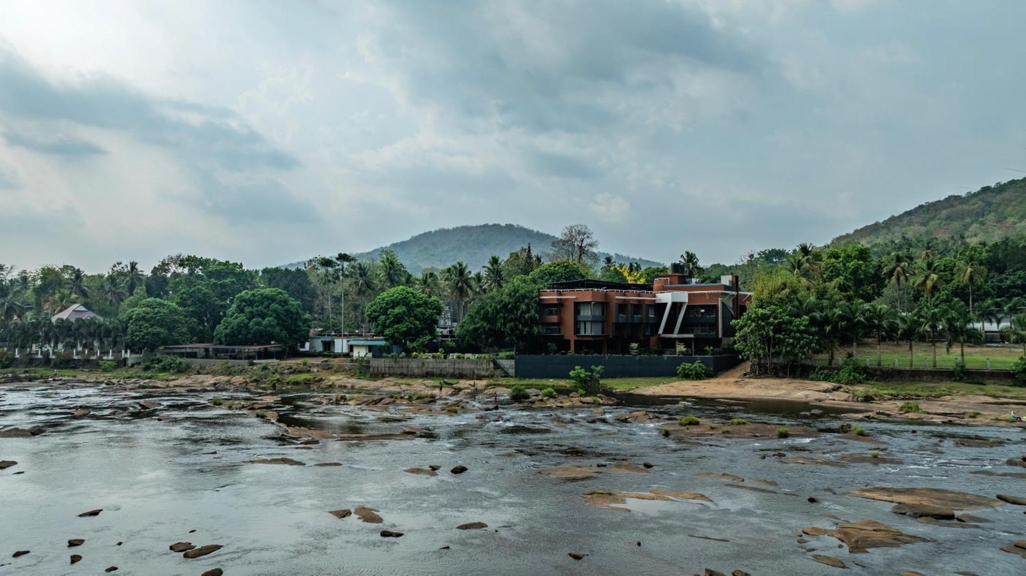 Sterling Athirappilly Hotel Kallana Buitenkant foto