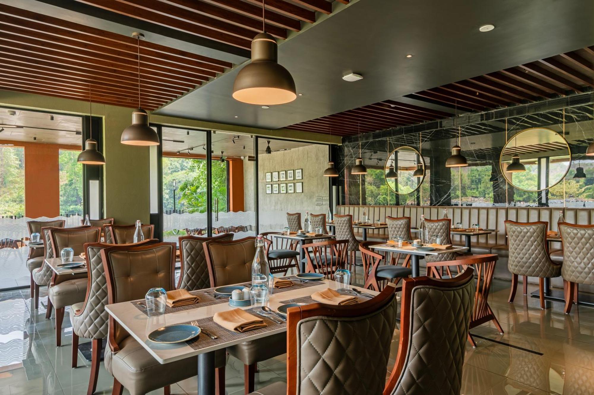 Sterling Athirappilly Hotel Kallana Buitenkant foto