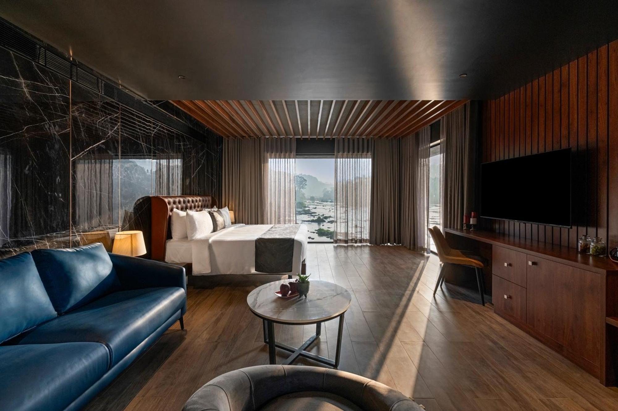 Sterling Athirappilly Hotel Kallana Buitenkant foto