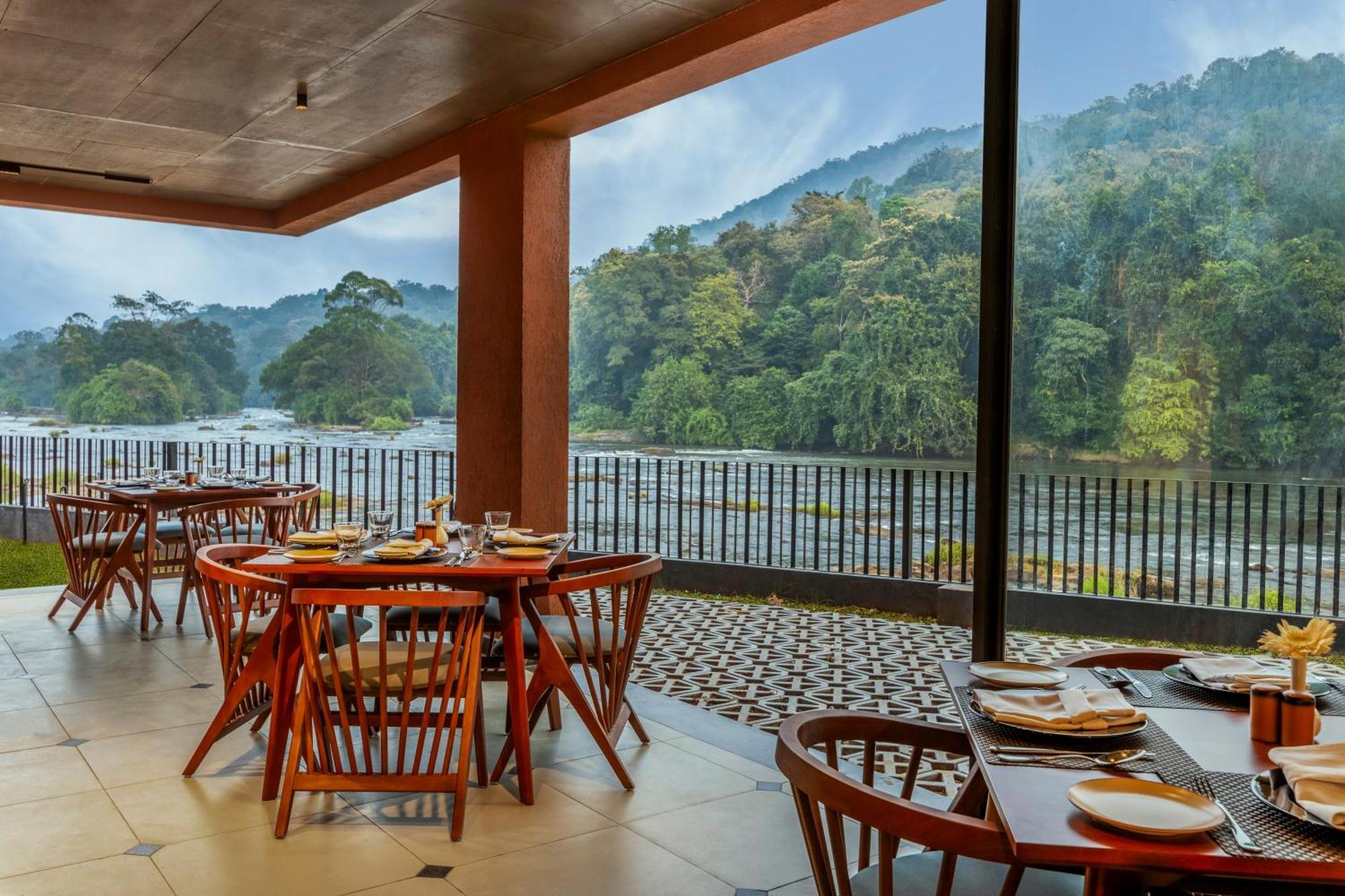 Sterling Athirappilly Hotel Kallana Buitenkant foto
