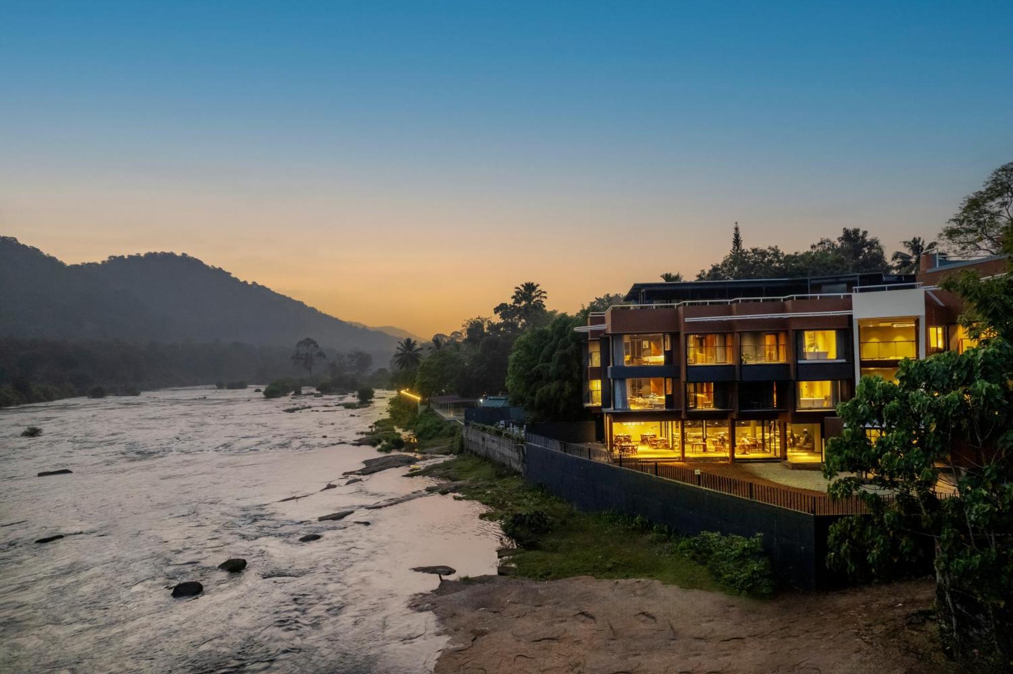 Sterling Athirappilly Hotel Kallana Buitenkant foto